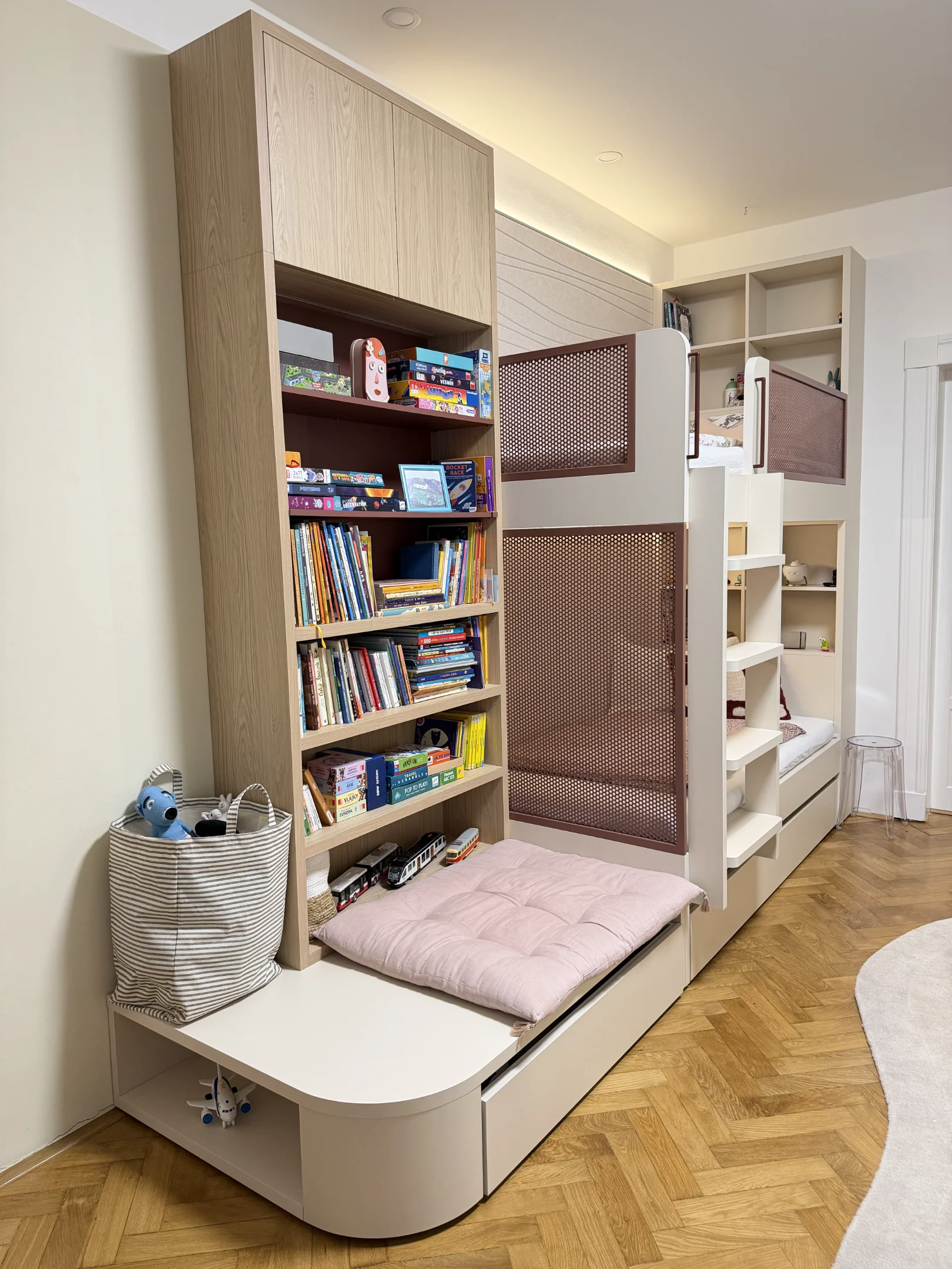 Dětský pokoj s knihovnou a patrovou postelí na míru.